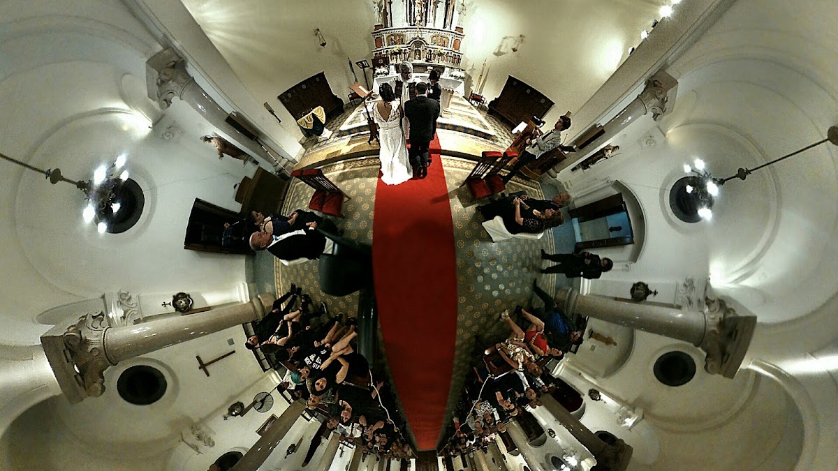 Ceremonia de casamiento en iglesia, toma creativa gran angular